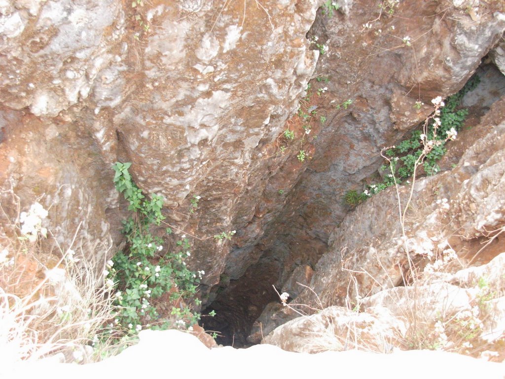 Vertical cave in top of mountian by jin3557