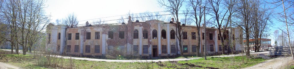 Tondi sõjaväelinnaku klubihoone.(old russianarmy club house) by apiiroja