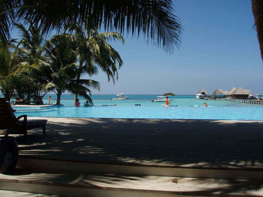 Piscine avec vue sur la mer... by franzgenin