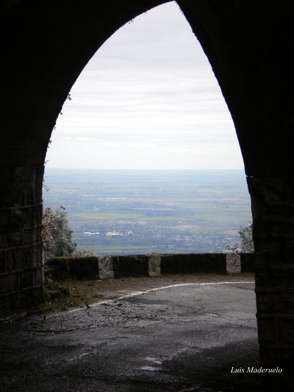 Vista con bruma de la ciudad de Tucumán desde "El Rulo" - San Javier - Arg by Luis Maderuelo