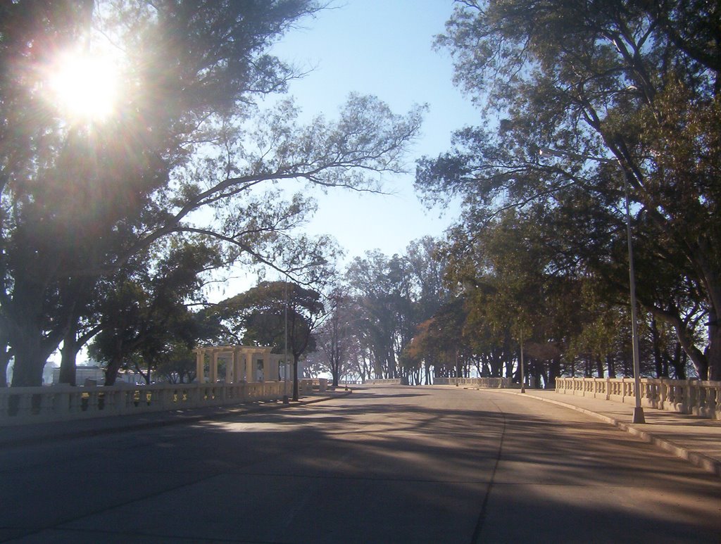 Costanera - Av. Pueblos Originarios, con sol de invierno by Edgardo N. ZORZI