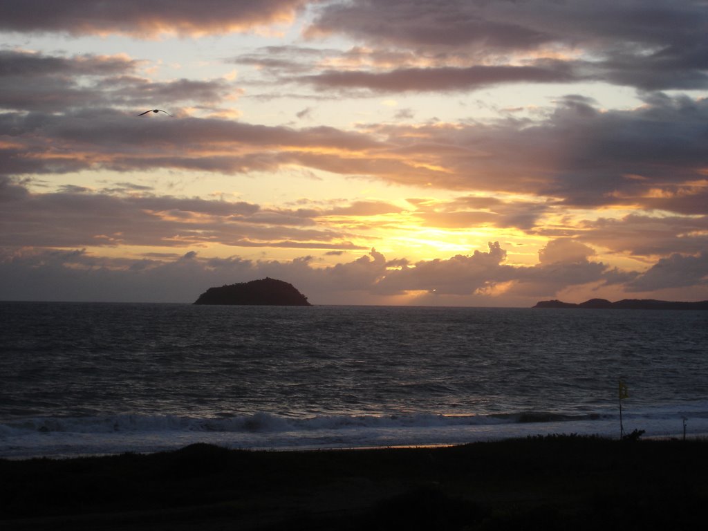 Balneário de Piçarras, Santa Catarina: Primeiro Amanhecer de 2007 by Simone Kalbusch