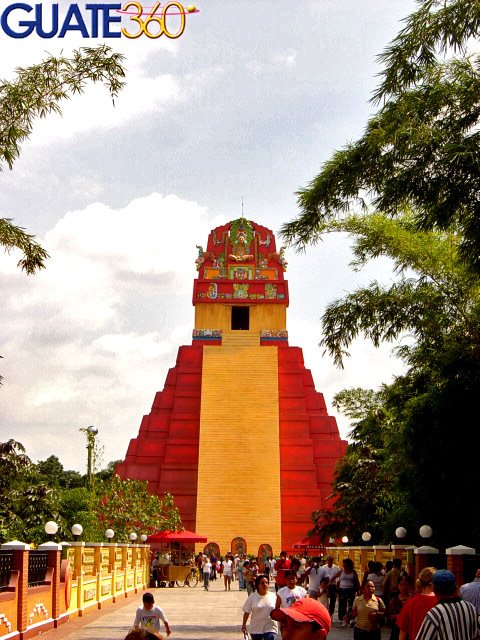 Replica Templo I Tikal, Xetulul, IRTRA vista frontal by Krogstad