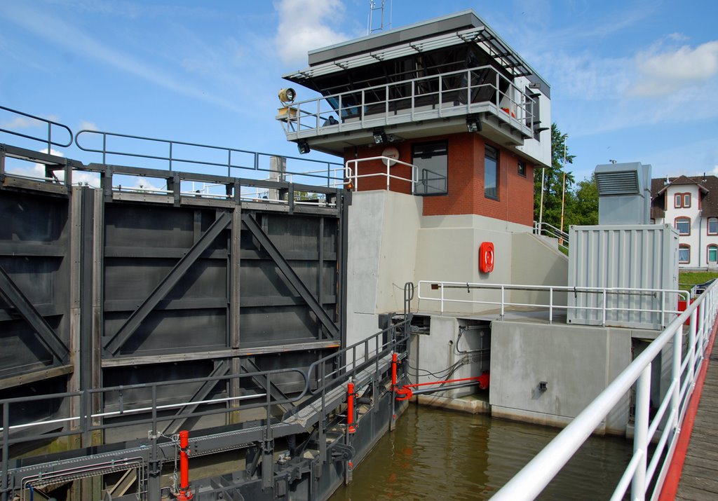 Glückstadt - die Schleuse schützt den Binnenhafen by Juliane Herrmann