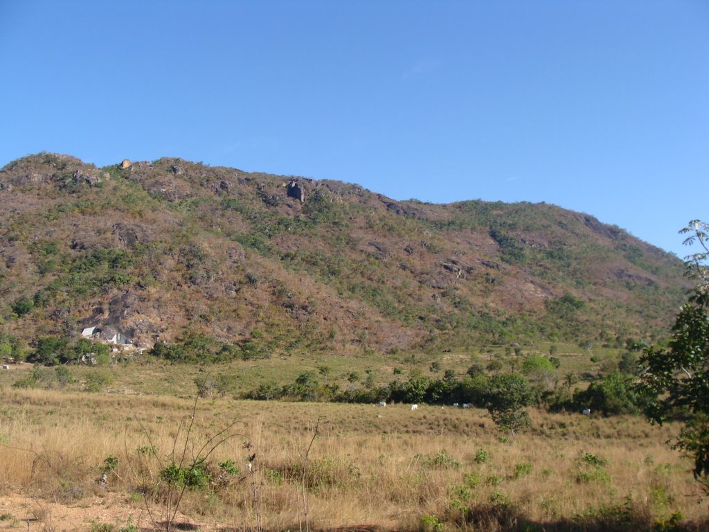 Monte Alegre de Goiás - GO, morro com pedreira desativada by Dimas Justo