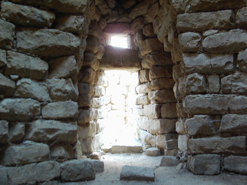 Interno Nuraghe Pisco by Gillyan