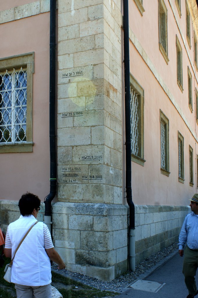 Kloster W. - Hochwassermarken am Klostergebäude by wolfbam