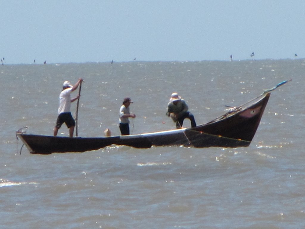 Kéo lưới trên biển Ba Động by Minh Phu Trinh