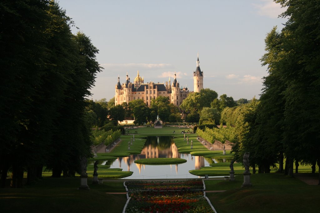 Blick auf das Schweriner Schloss by carhe74