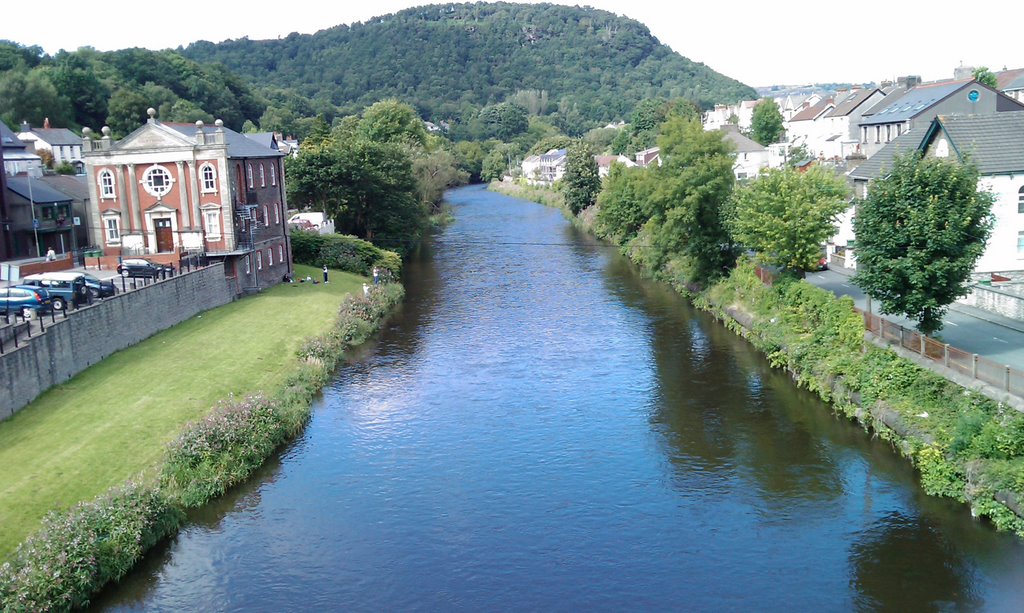 Looking north to Graig-yr-Hesg from The Old Bridge, Pontypridd by NiftyPipecock