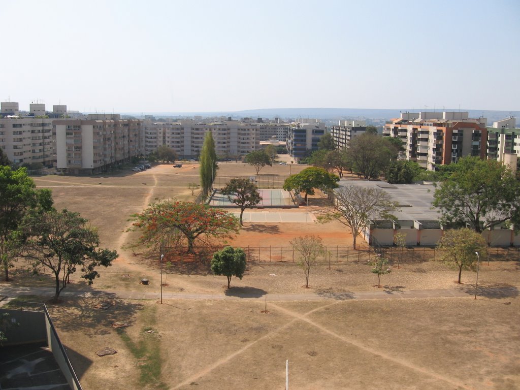 Brasília na estação seca. Dia 21set2007. Vista varanda do Bloco H da SQN 210 by Fabio Chiari