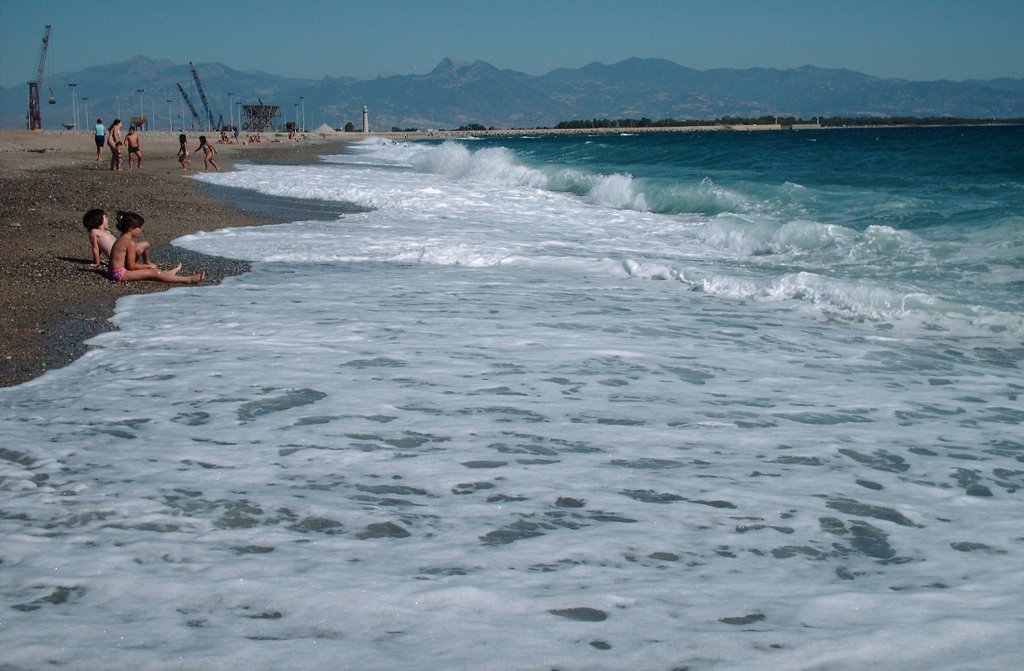 Il mare agitato a marina di schiavonea e sullo sfondo il pollino by algieri ivano