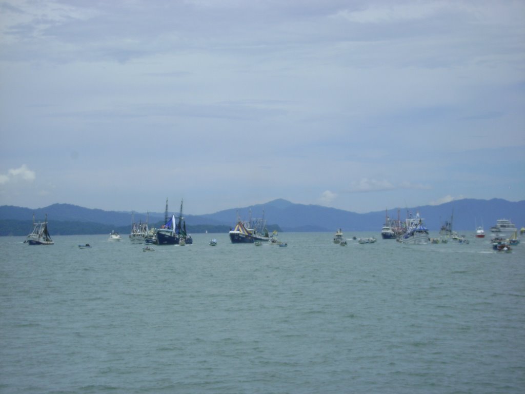 Fiestas de la Virgen del mar, junio 2009, los barcos decorado y en uno traen arriba la imagen de la Virgen del Carmen by Mauricio RR