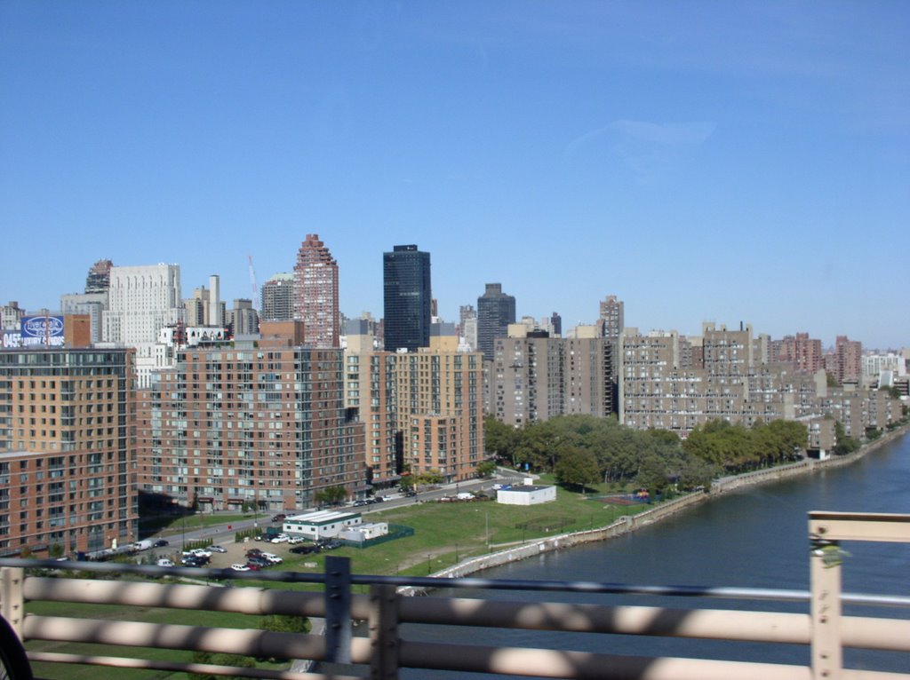 Roosevelt Island oct 2007 by Hector De la Rosa