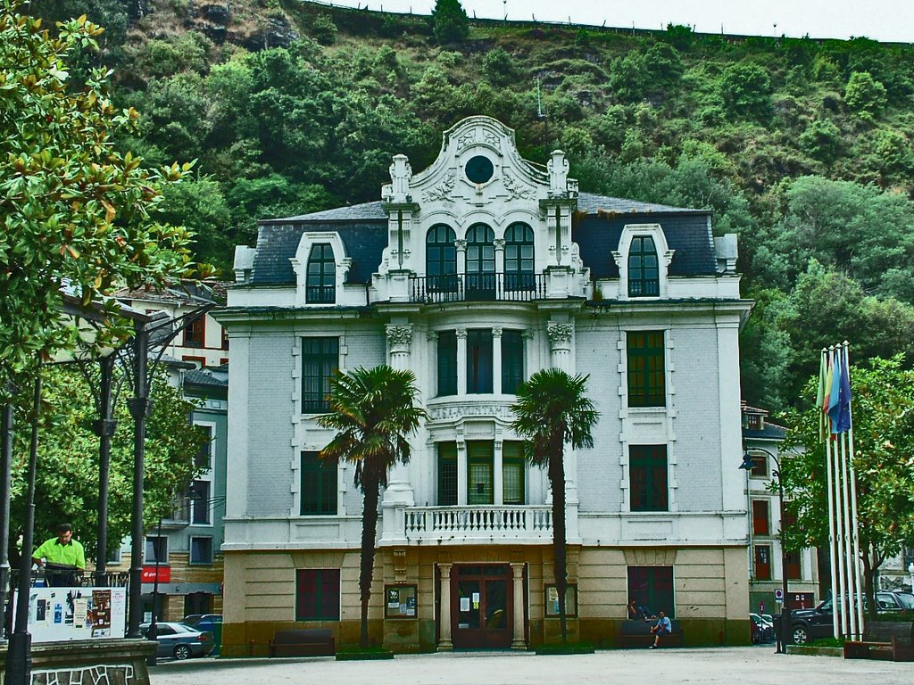 Luarca. Ayuntamiento. by Jesús Chicharro