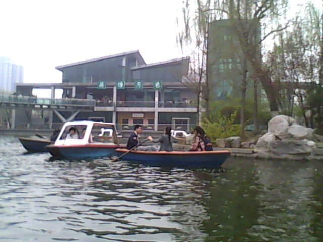 湖中游船，泉城公园，济南 - Rolling in the lake, Spring City Park, Jinan by xu_ci