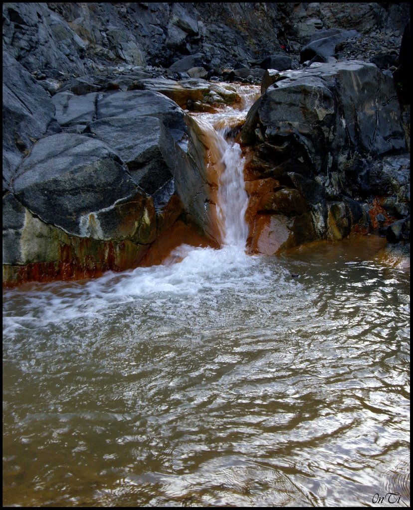 Pequeño salto en Almendro Amargo. by onTi