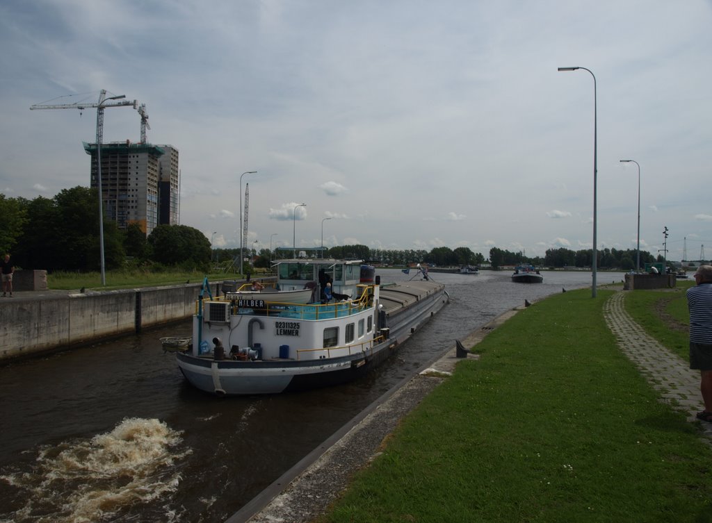 Oostersluis. by Hans R van der Woude