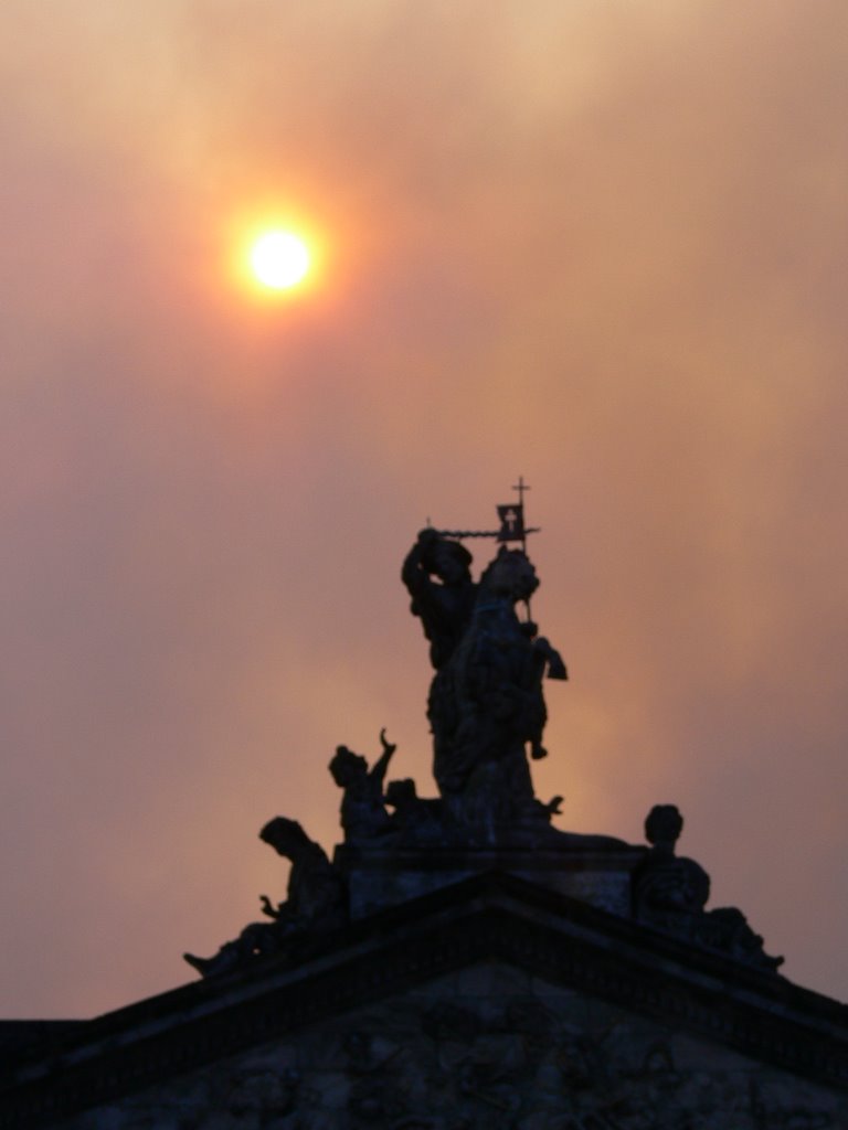 Santiago matamoros con humo de incendios by Daniel Millán