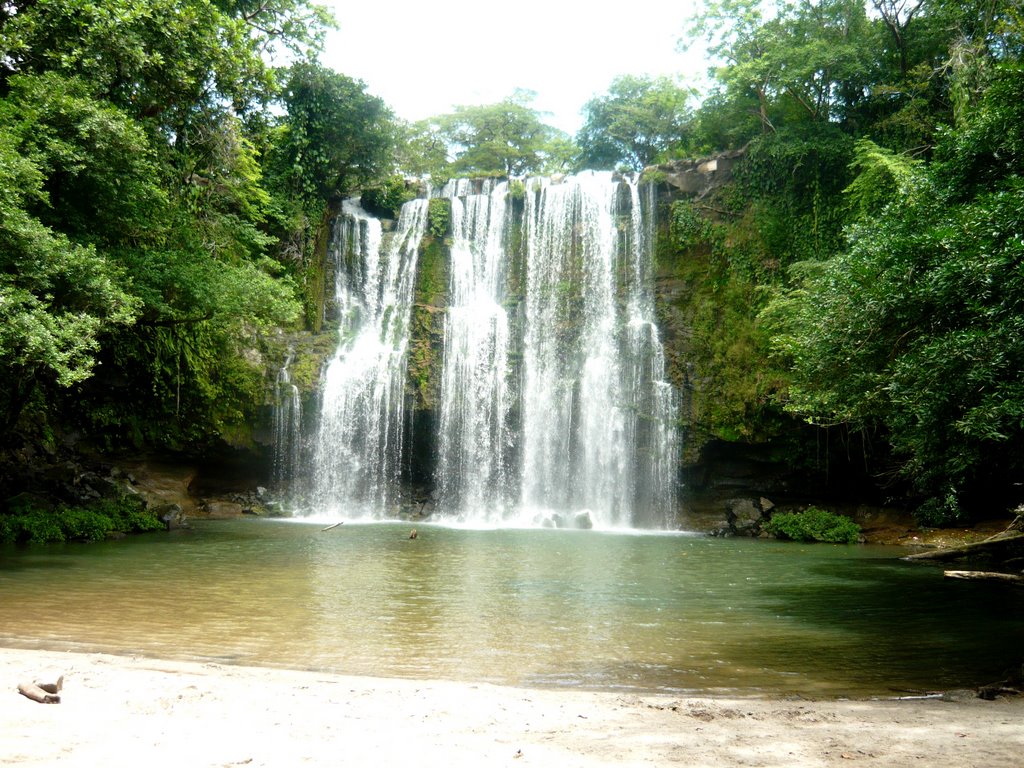 Catarata en Llanos de Cortés, Costa Rica by Frankch10