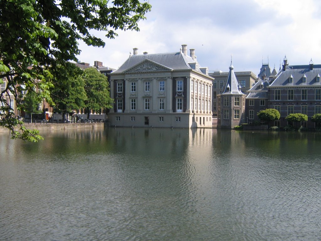 Mauritshuis aan de Hofvijver by Jan Oosterhof