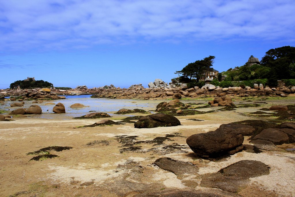 Plage de Saint Guirec by jean pierre Guinamar…