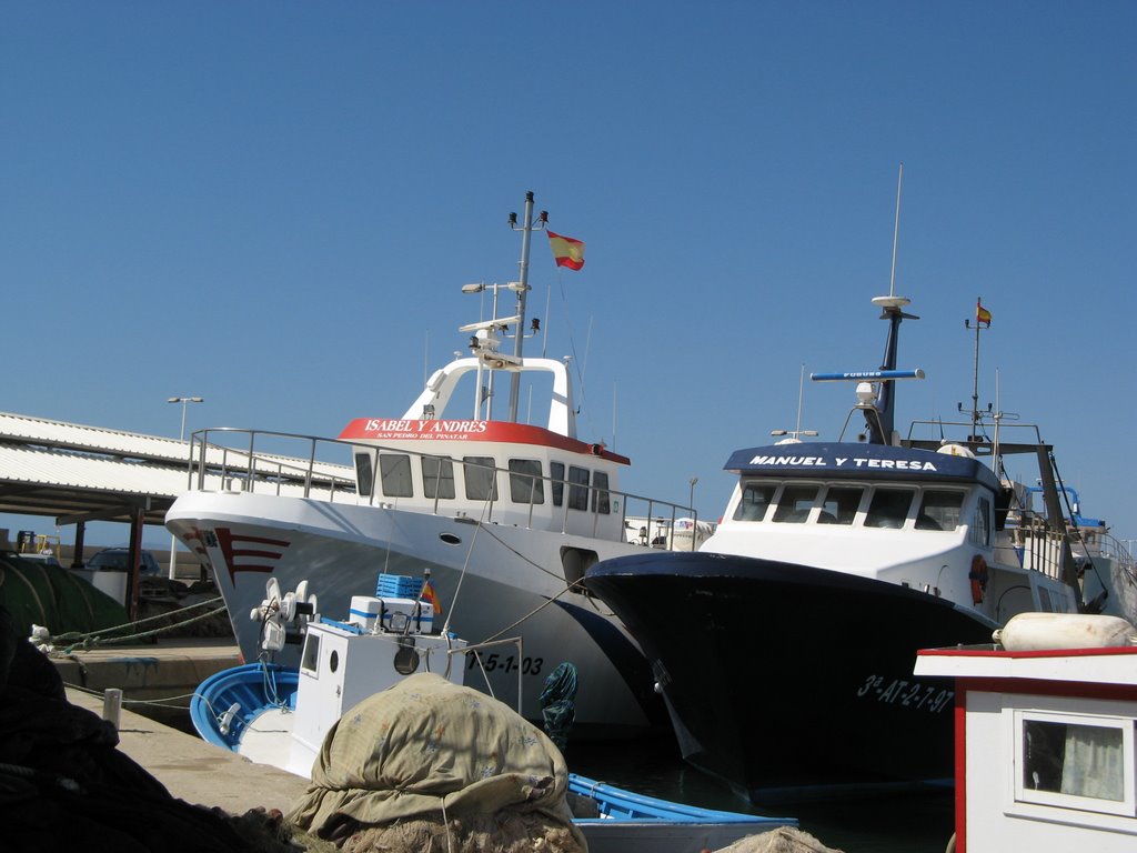 ATRACADOS EN EL PUERTO (pesqueros). by Isidoritos “isidlo” …