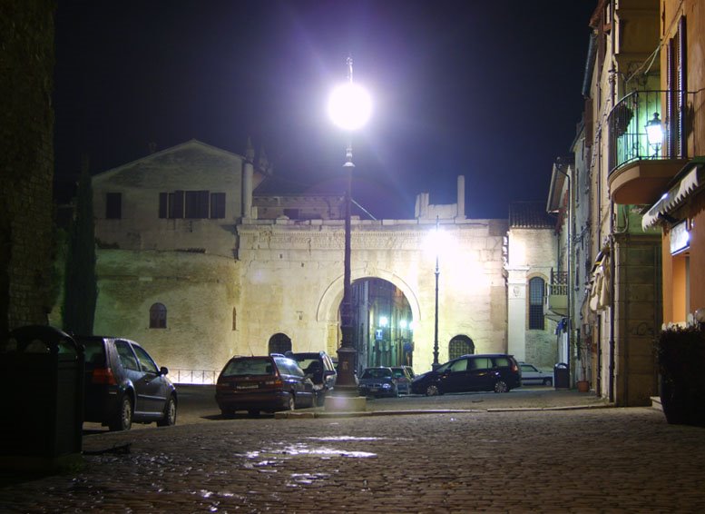 Arco d'Augusto di notte by nicolocanestrari