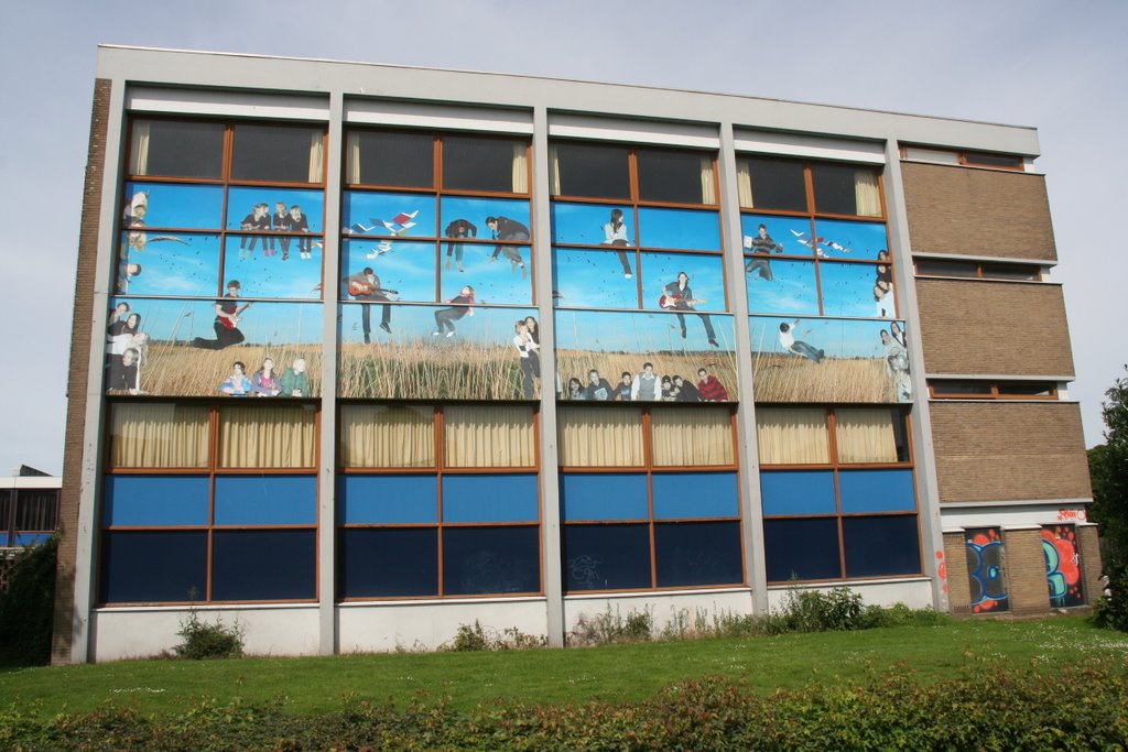 School with decorated window; Eykmanlaan-Tuindorp-Oost by Carl030nl