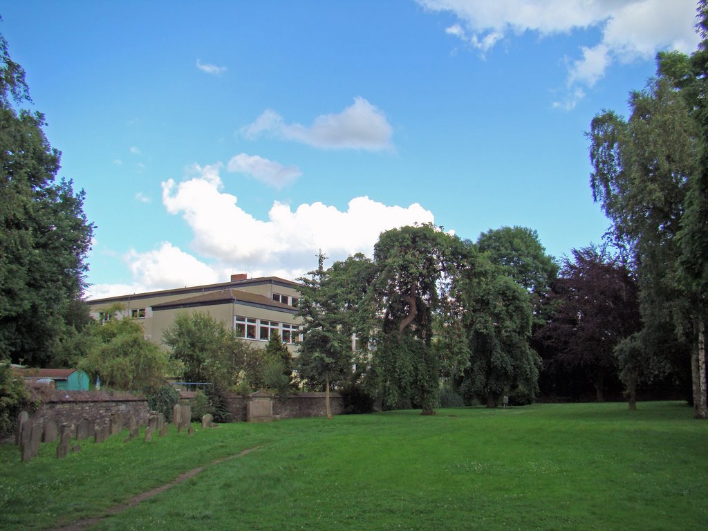 Am Ohl-Friedhof, Pestalozzischule im Hintergrund by Windbergbewohner