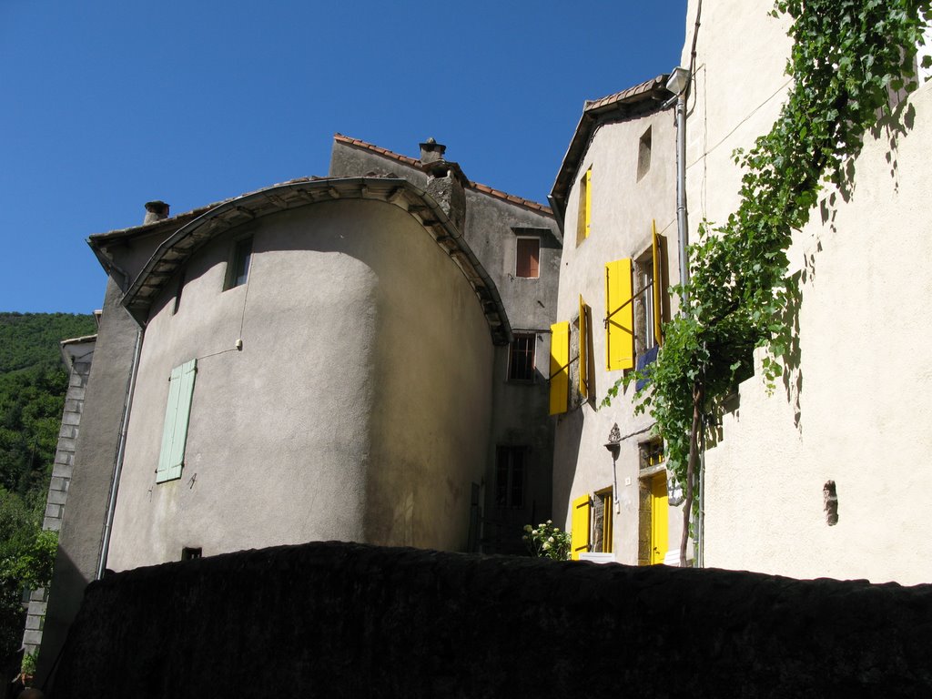 Maison aux volets jaunes by Waltham