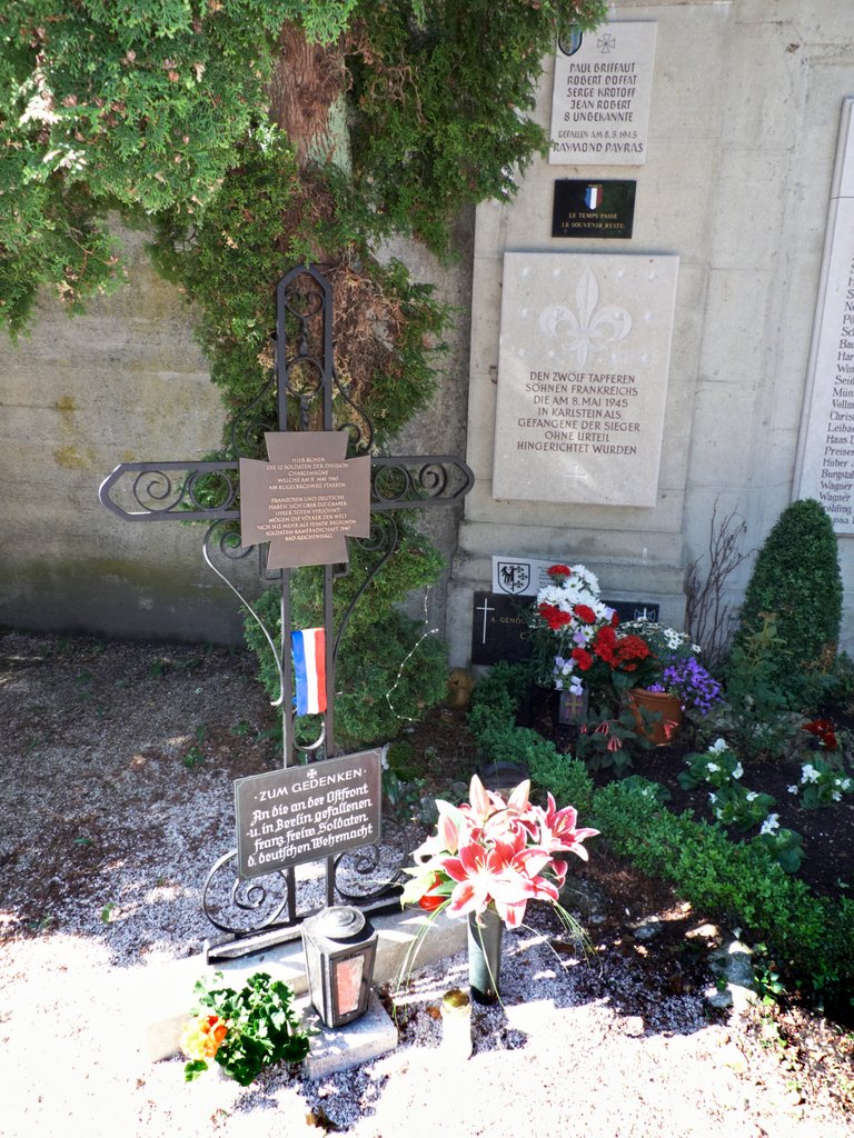 Présence Française au cimetière de Bad-Reichenhall. La Croix de Karlstein se trouve maintenant à côté de la stèle. by Paul Briffaut