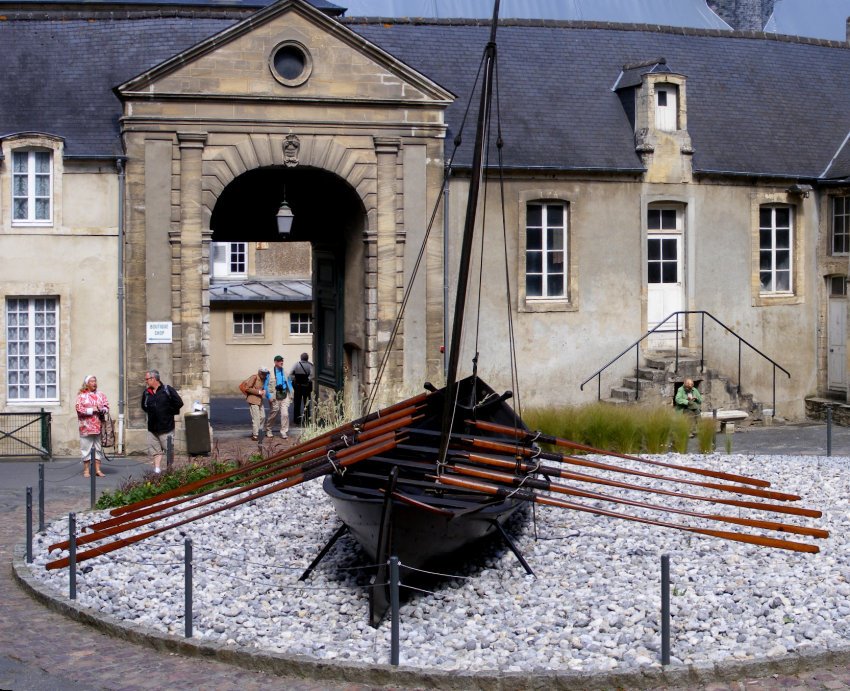 All'entrata del museo de la tapisserie di bayeux by monicaeclaudio