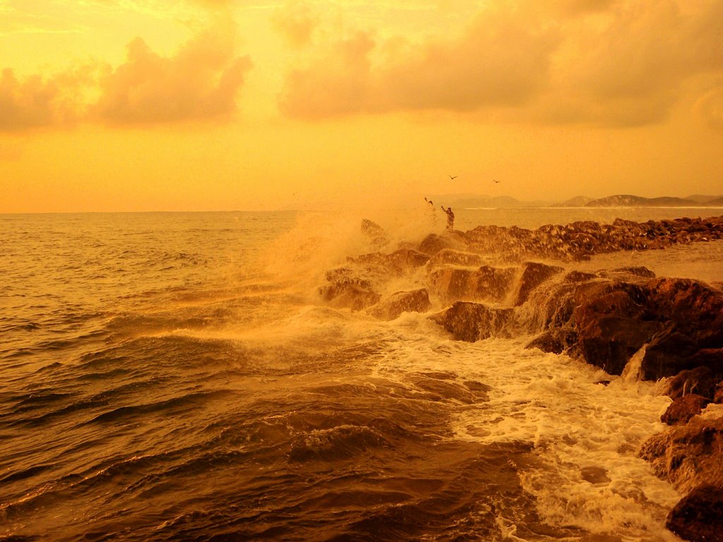 Frente las olas by Carlos Vázquez López