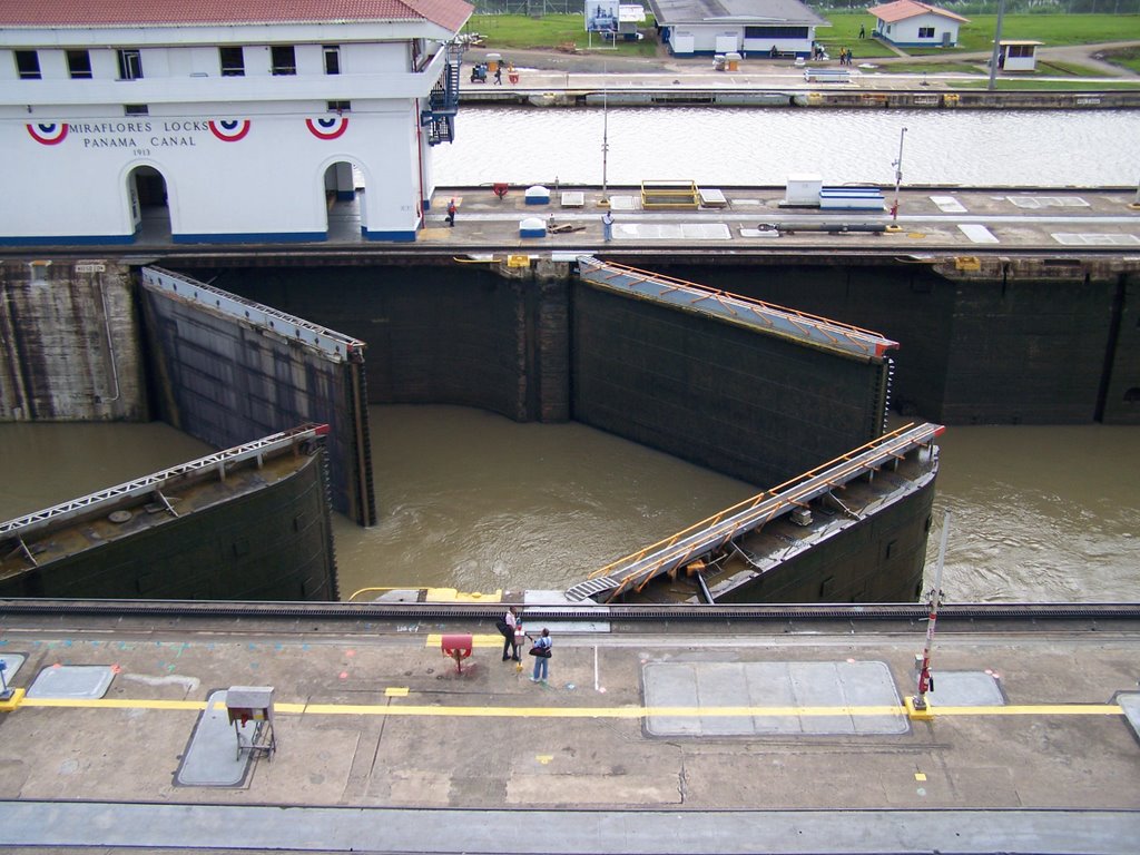 Miraflores Locks by Ez Gilz