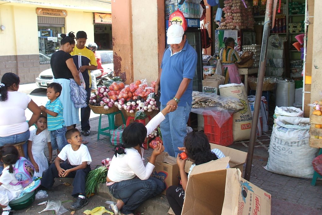 Marché dans la rue, Comayagua, Honduras, Février 2009 by Christian Claveau