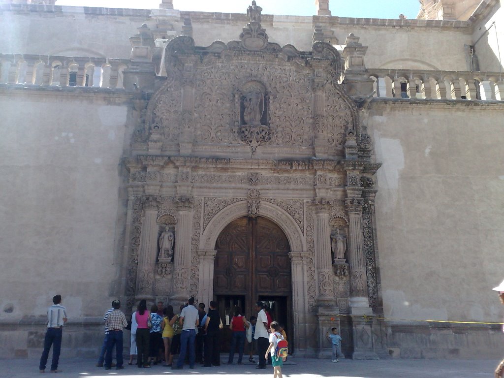 Bullicio en la entrada lateral de la Catedral by phiguera