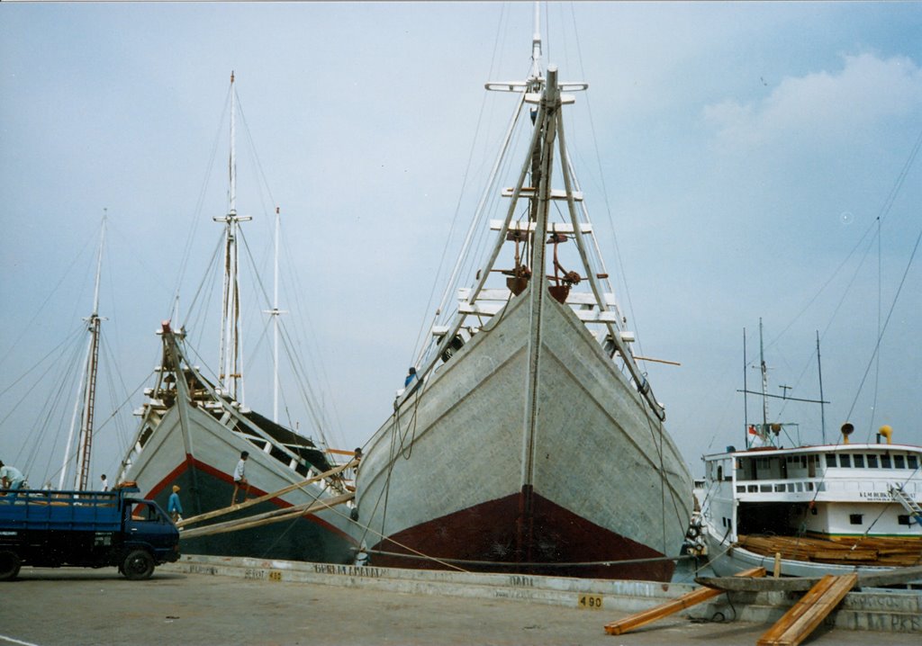 Schooners van het Makassar type in Sunda Kelapa (1991) by Hans R. van der Woud…