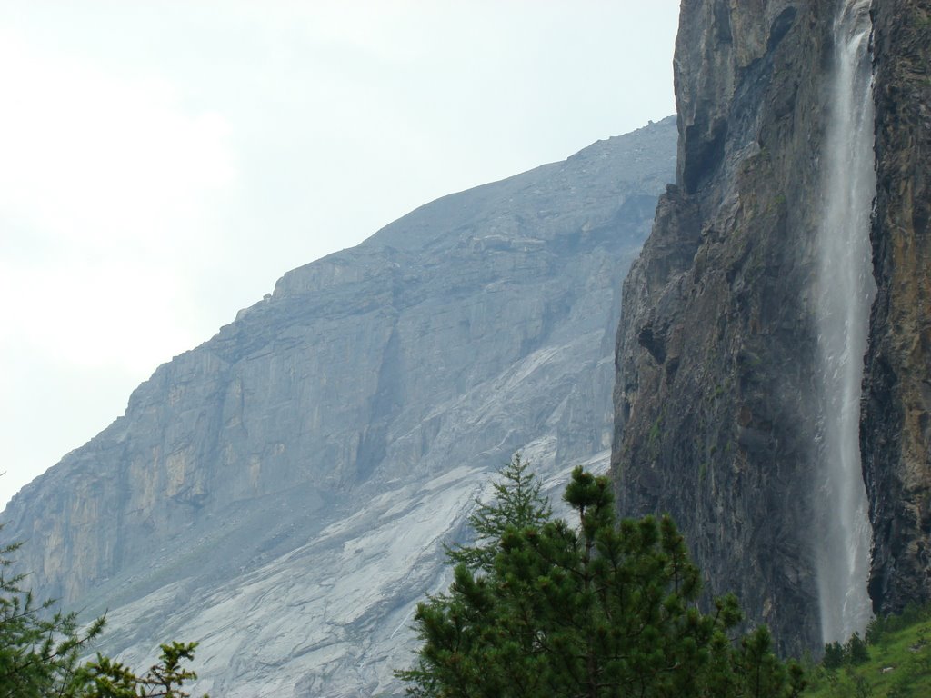 Mountain Waterfal near Oeschinensee by baernduetsch