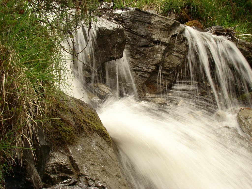 Waterfall near Oeschinensee by baernduetsch