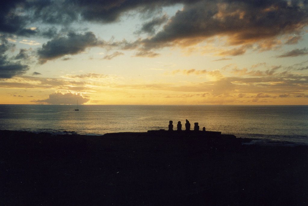 COUCHER DE SOLEIL SUR L AHU TAHAI A HANGA ROA le 05 02 2004 by CADEAC BERNARD