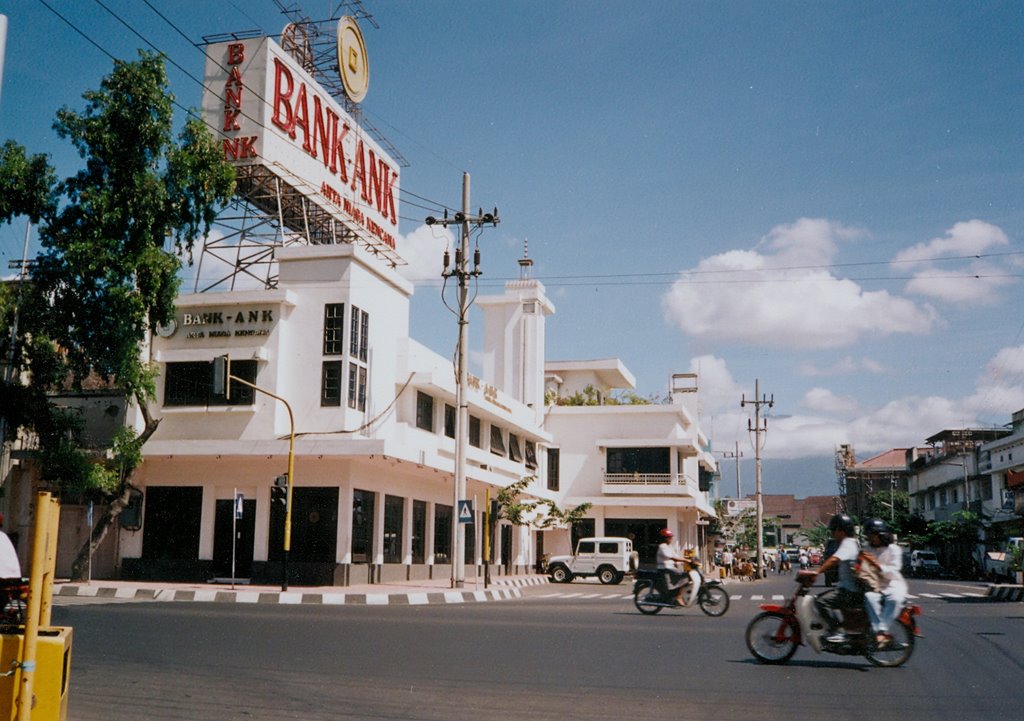 Woningen en winkels van architect K.H.G. Bos hoek Kajoetanganstraat/Jl. Jenderal Basuki Rahmat en Smeroestraat/Jl. Semeru (foto 1991) by Hans R van der Woude