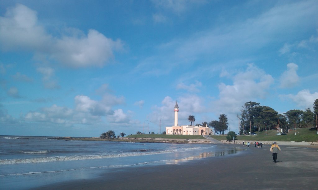 Playa de Pocitos, Mvd, Uy by Alfonso-w