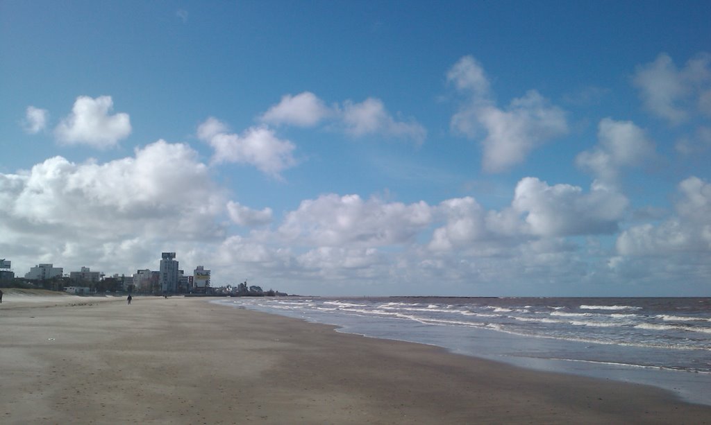 Playa de Pocitos, Mvd, Uy by Alfonso-w