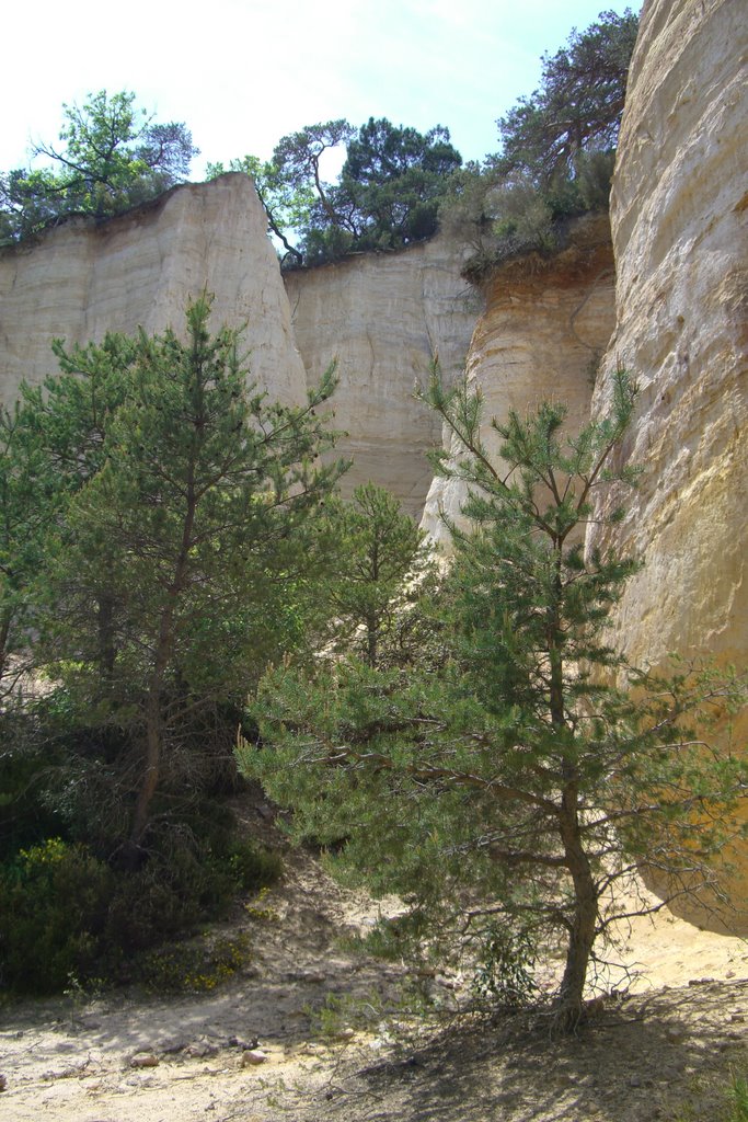 Rustrel, le Colorado Provençal by Claire Ruffin