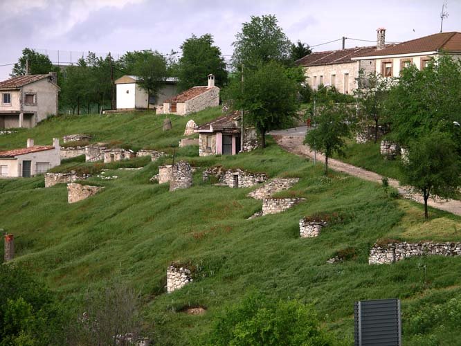 Ladera de las bodegas (Wine-cellars along the slope) by Asociación Amigos de Fompedraza