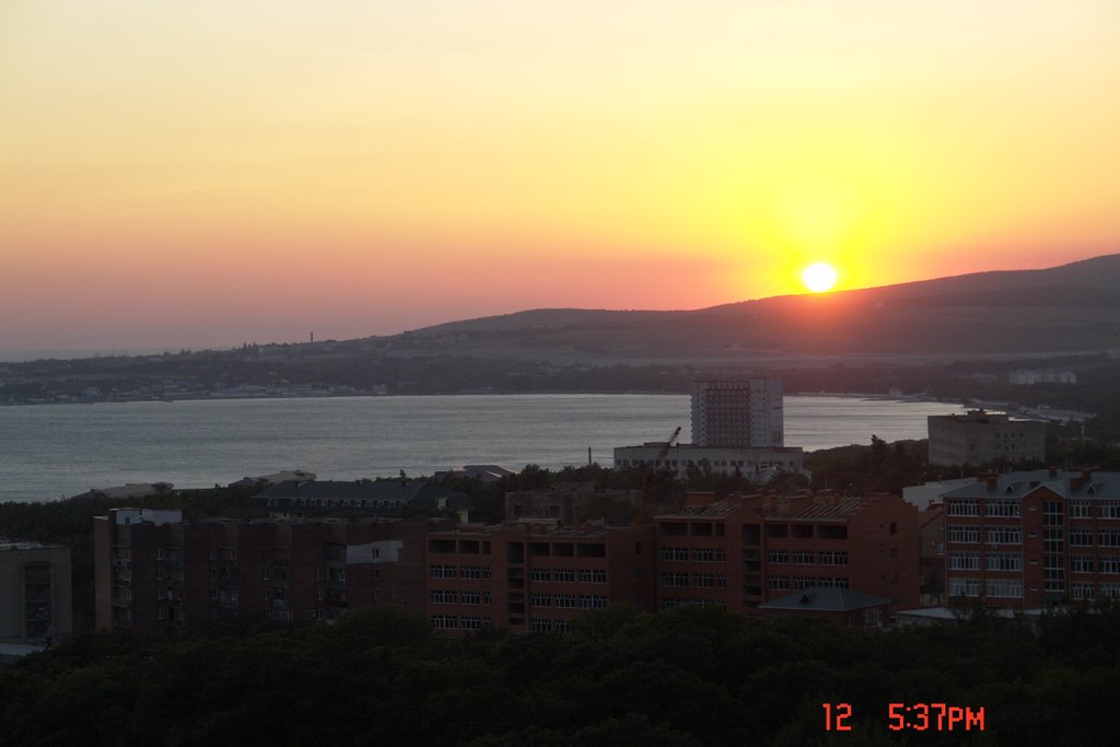 Coucher de soleil à l'ouest de la ville by Claude Collet