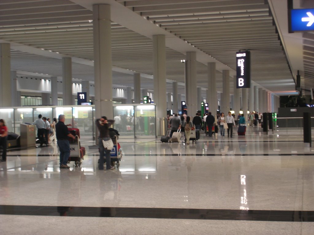 HKIA Arrival Hall by Tony Chi