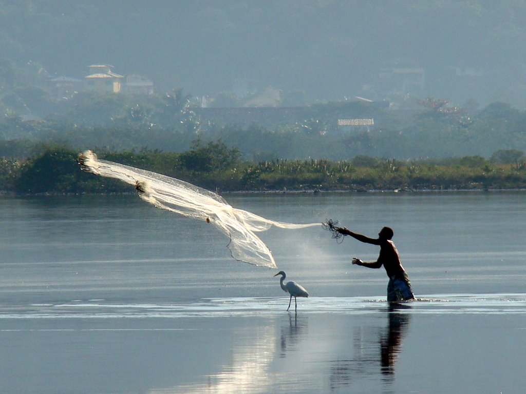 Pesca de tarrafa em Itaipu by fernando nou