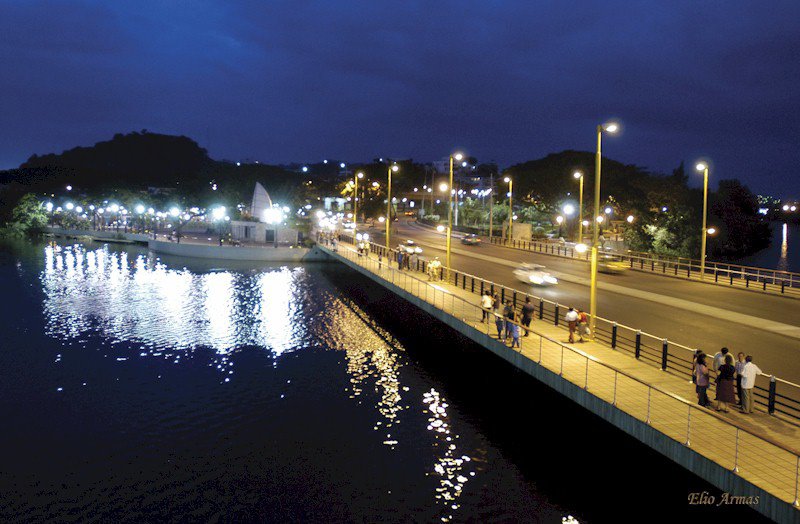 Beautiful 5 de Junio Bridge conects to Main Avenue 9 de Octubre on the downtown area by Celeste01